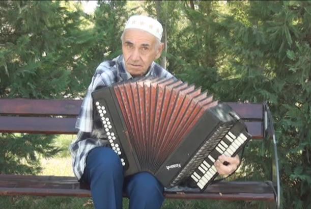 Qeyri-adi qarmon ifaçısı