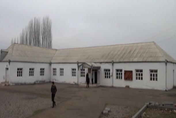 Məzunlardan məktəbə böyük jest