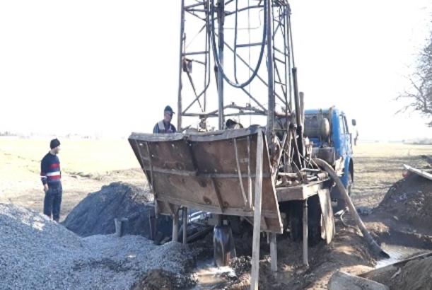 Ağdamda əkin sahələrində yeni su quyuları qazılır