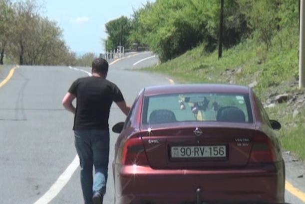 Qaxın sirli yolu: avtomobil özü hərəkət edir