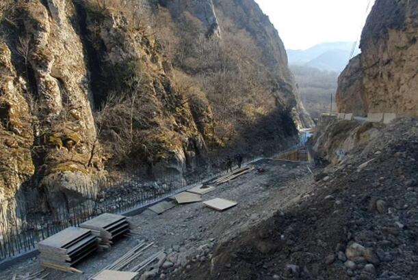 Qubada dağı yarıb yol çəkdilər