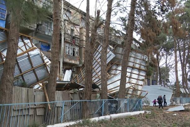 Təbii fəlakət məcburi köçkünlərin binasını yarasız hala saldı