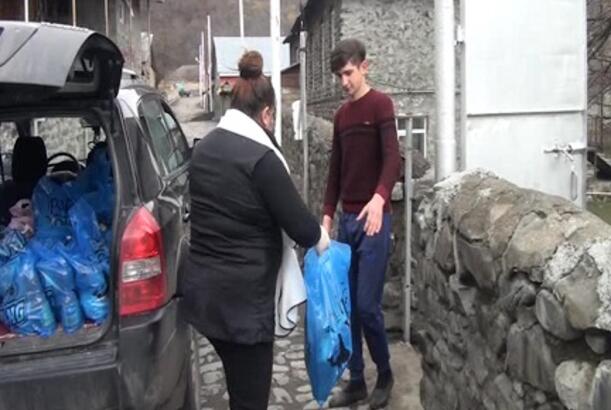 Qaxda çoxuşaqlı ailələrə və fiziki qüsurlu uşaqlara sovqat paylanılıb