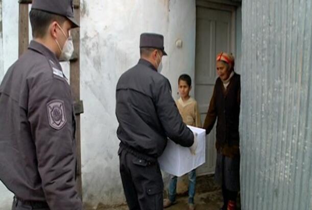 Şəmkir polisi aztəminatlı ailələri sevindirib