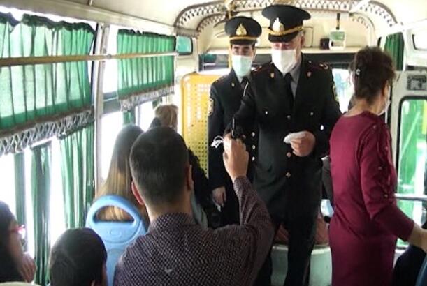 Polis sakinlərə tibbi maskalar paylayıb