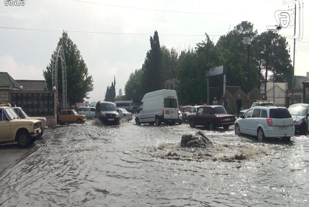 Gəncənin küçələrini su basıb