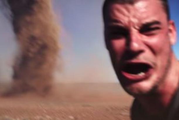ŞOK-ŞOK! Tornado ilə selfi çəkdirən gənc ölümdən son anda yaxa qurtara bildi ŞƏRHSİZ