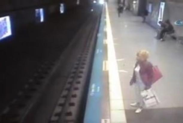 Metroda intihar: qadın özünü qatarın altına atdı