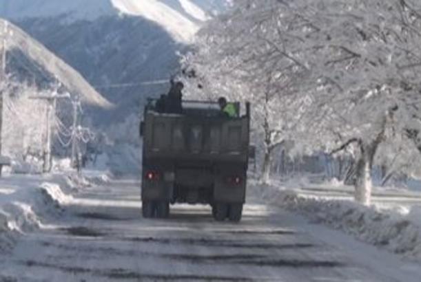 Qaxda dağ yolları buz qatından təmizlənir